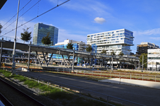 900347 Gezicht op de Moreelsebrug over het Centraal Station te Utrecht, met op de achtergrond (rechts van het midden) ...